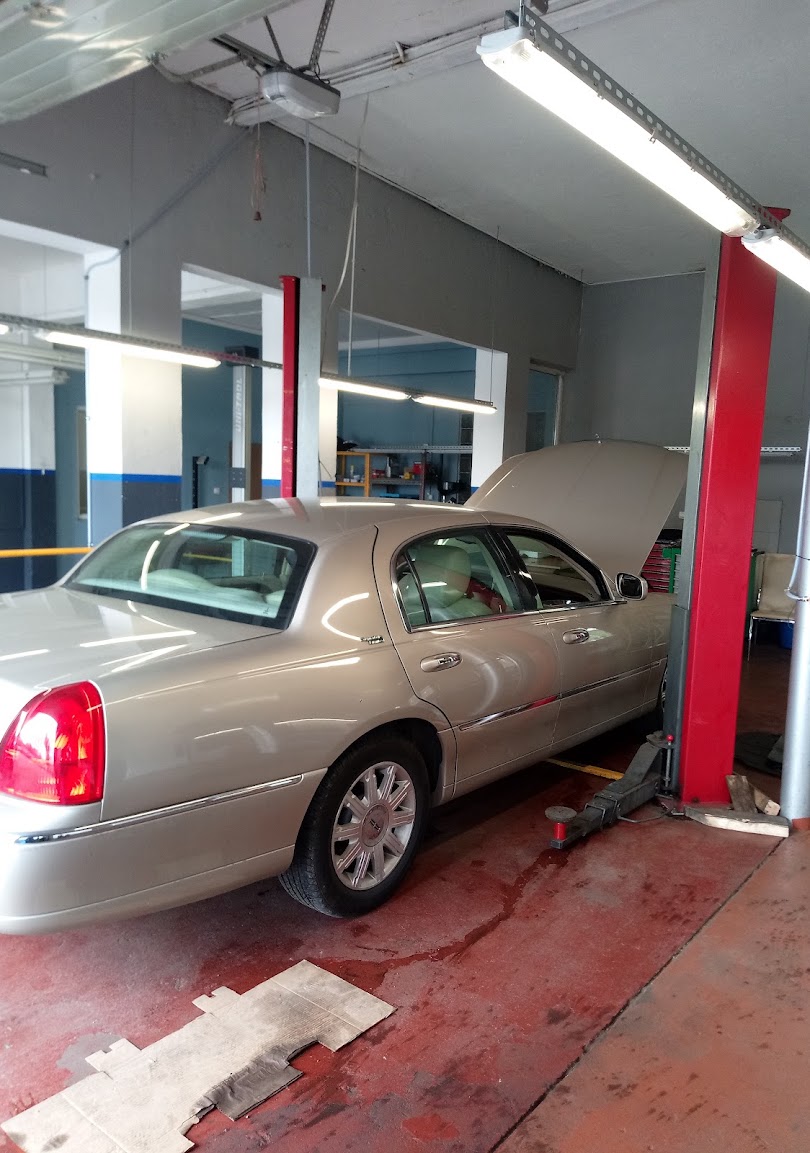 Naprawa Lincoln Town Car na podnośniku w RJ Garaż