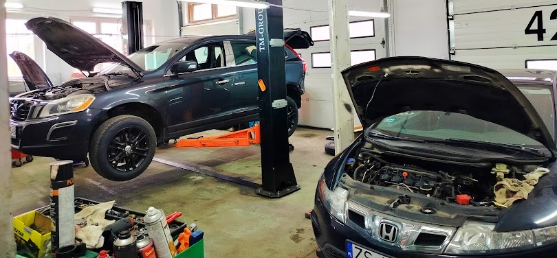 Naprawa Volvo i Hondy na podnośniku w RJ Garaż