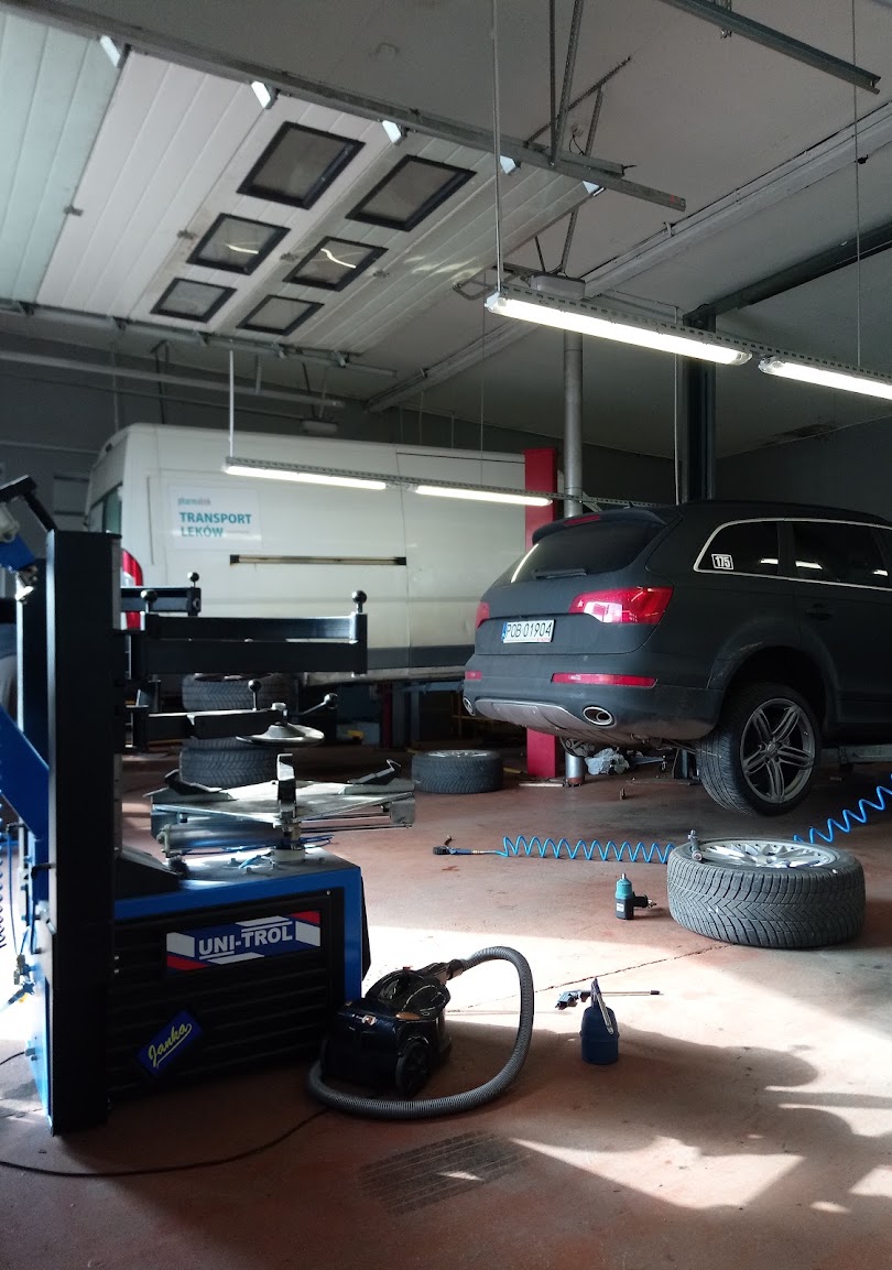 Serwis opon — Audi Q7 na podnośniku