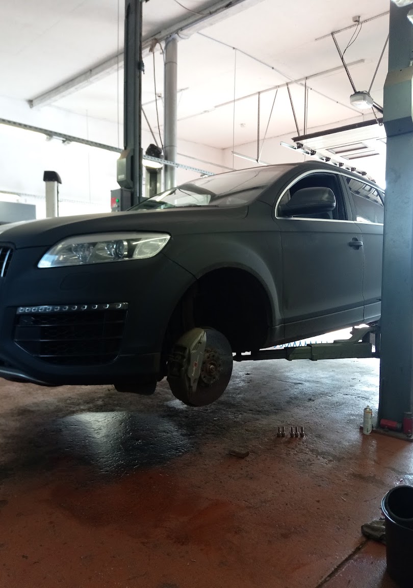 Naprawa hamulców Audi Q7 — wymiana tarcz i klocków